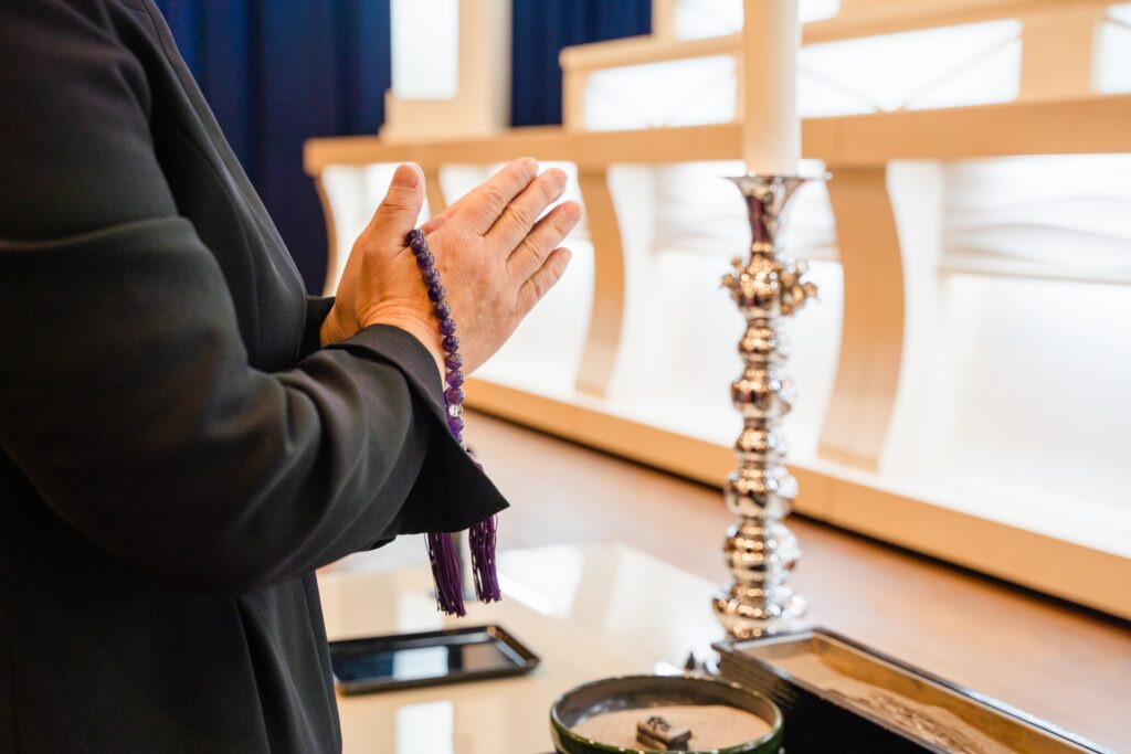 通夜で手を合わせる画像