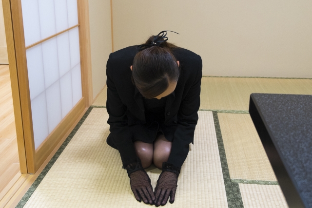 黒い手袋をした女性の画像